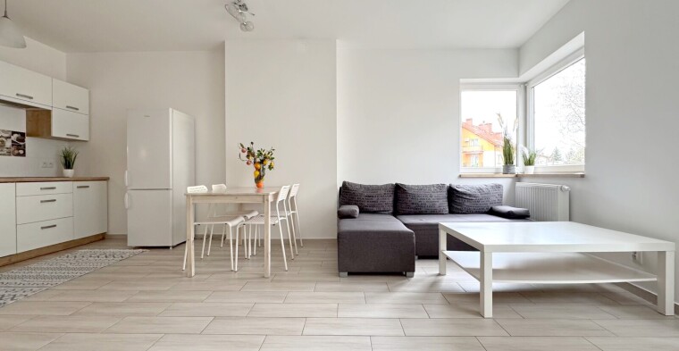 Salon w nowoczesnym apartamentowcu w Bielsku-Białej. Biuro Nieruchomości Bielsko-Biała.