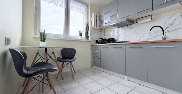 biało-szara kuchnia blok  Biuro Nieruchomości Bielsko-Biała