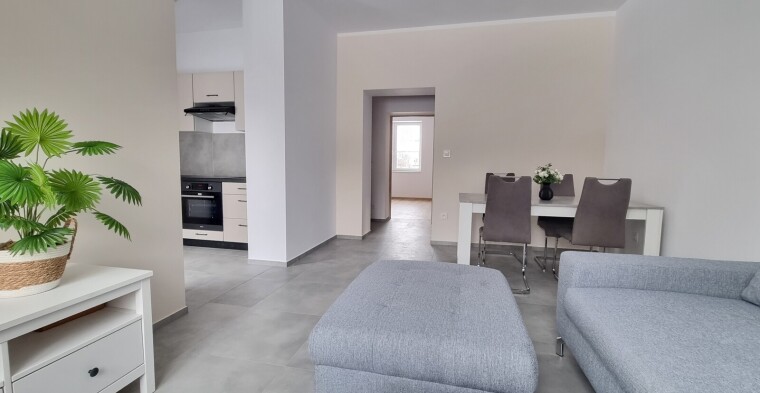 Duży salon z przestronną kuchnią w zabudowie. Biuro Nieruchomości Bielsko-Biała.