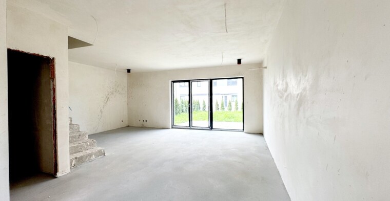 Jasny salon z jadalnią . Dom w stanie deweloperskim, nowa inwestycja w Kozach. Biuro Nieruchomości Bielsko-Biała.