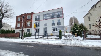 Budynek ogrodzony, z dpstępem do ogrodu, miejscami postojowymi