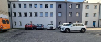 Widok budynku z parkingu od wejścia. Biuro Nieruchomości Bielsko-Biała.