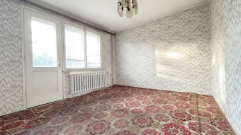 Pokój z wyjściem na balkon.Biuro Nieruchomości Bielsko-Biała