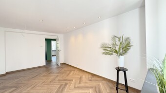 Salon z wyjściem na balkon. Biuro Nieruchomości Bielsko-Biała