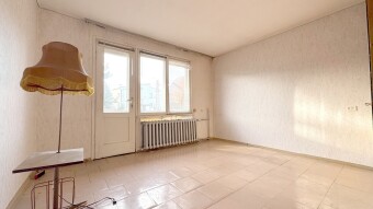 Pokój na piętrze z wyjściem na balkon.Biuro Nieruchomości Bielsko-Biała