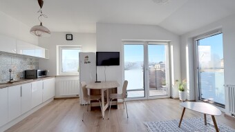 jasny fukcnonalny salon z aneksem kuchennym