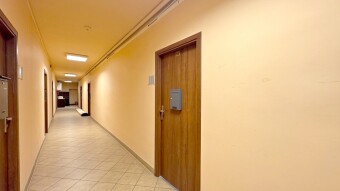 Korytarz, na piętrze tylko 9 biur. Biuro Nieruchomości Bielsko-Biała.
