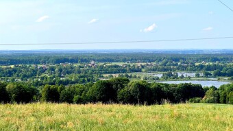 Widok na działkę z drogi dojazdowej. Biuro Nieruchomości Bielsko-Biała.