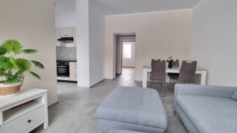 Duży salon z przestronną kuchnią w zabudowie. Biuro Nieruchomości Bielsko-Biała.