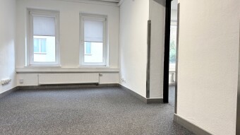 Pomieszczenie 1, wejście, po lewej i prawej pozostałe biura.Biuro Nieruchomości Bielsko-Biała.