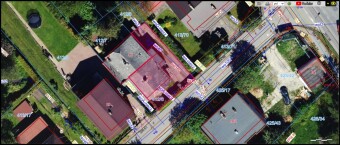 Dom z bala na podmurówce. 