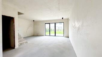Jasny salon z jadalnią . Dom w stanie deweloperskim, nowa inwestycja w Kozach. Biuro Nieruchomości Bielsko-Biała.