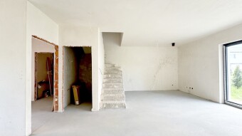 JednaPięknie doswietlony salon.Dom w stanie deweloperskim, nowa inwestycja w Kozach. Biuro Nieruchomości Bielsko-Biała.