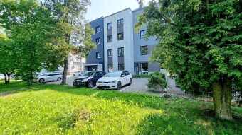 Widok budynku od wjazdu.Biuro Nieruchomości Bielsko-Biała.